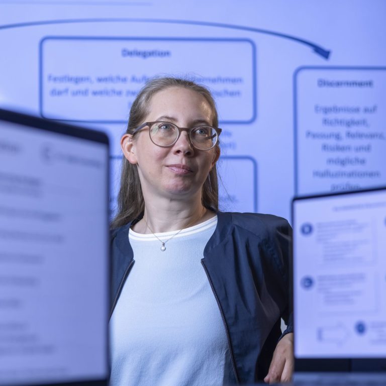 Laptop mit AI vor zwei Unternehmens-Towern